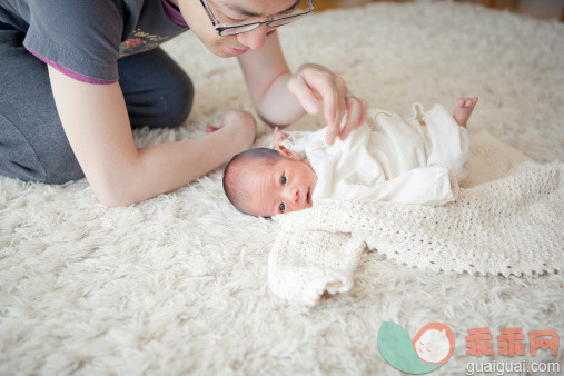 人,休闲装,床,室内,30岁到34岁_149355121_New Born Baby_创意图片_Getty Images China