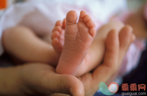 人,生活方式,室内,人体,爱的_98126551_Mother holding a newborn_创意图片_Getty Images China