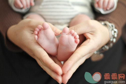 人,室内,手,足,拿着_144062722_Mother's love_创意图片_Getty Images China