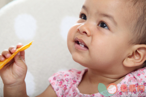 人,食品,饮食,室内,黑发_98220537_Baby eating healthy food in high chair, South Africa_创意图片_Getty Images China