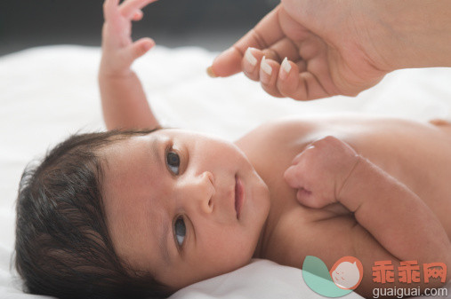 人,床,室内,20到24岁,深情的_140833713_Baby looking at her mother_创意图片_Getty Images China