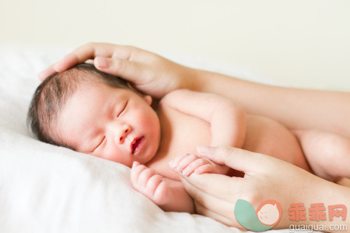 人,四分之三身长,室内,手,裸体_136288982_Newborn baby boy in mom's hands_创意图片_Getty Images China