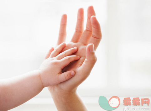 人,影棚拍摄,25岁到29岁,手,触摸_168611117_Baby touching mother's hand_创意图片_Getty Images China