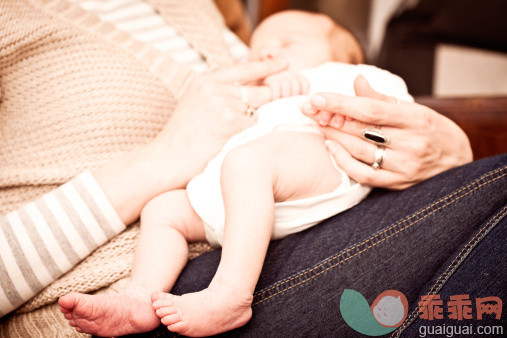 人,休闲装,室内,中间部分,30岁到34岁_114205111_Mother and baby_创意图片_Getty Images China