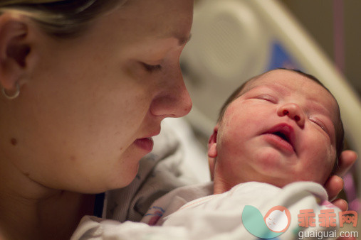 人,室内,25岁到29岁,看,拿着_153911443_Mother holding newborn_创意图片_Getty Images China