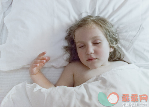 人,半装,室内,金色头发,毯子_170087791_Young girl sleeping peacefully_创意图片_Getty Images China