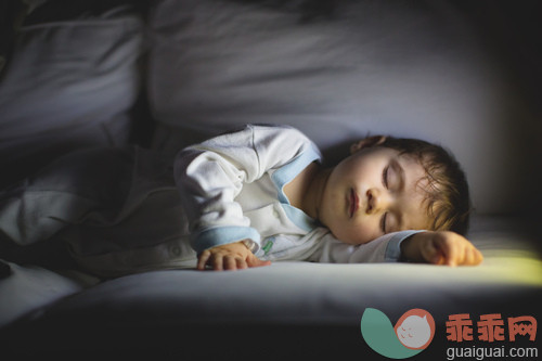 人,婴儿服装,沙发,室内,表现积极_gic14284693_Small boy sleeping_创意图片_Getty Images China