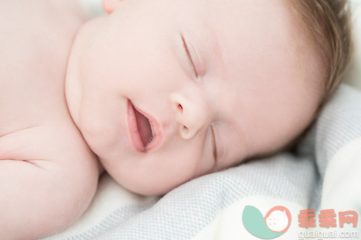 人,室内,人的脸部,白人,休息_561092681_Close up of baby sleeping_创意图片_Getty Images China