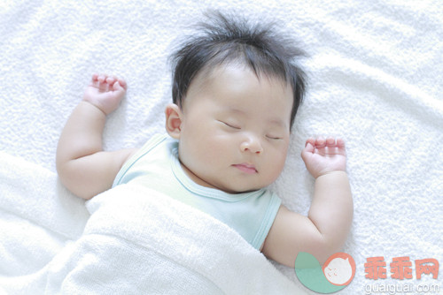睡觉,室内,闭着眼睛,毛巾,摄影_gic11169916_Baby boy sleeping_创意图片_Getty Images China