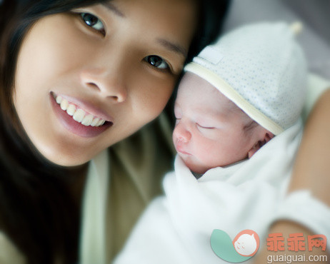 人,帽子,快乐,分娩,白人_109724458_Mother with a Newborn_创意图片_Getty Images China