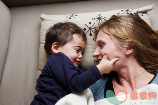 人,沙发,室内,床上用品,爱的_88093679_mother laying on sofa with son_创意图片_Getty Images China