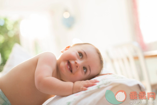 人,生活方式,12到17个月,室内,棕色头发_478169079_Baby boy leaning on pillow_创意图片_Getty Images China