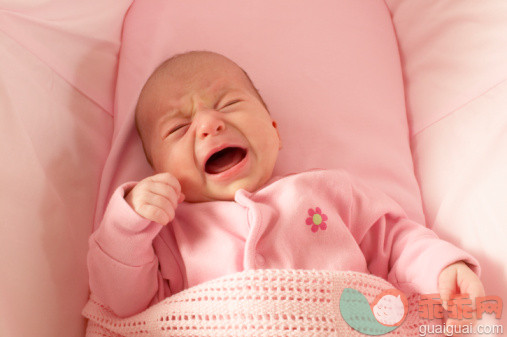 人,衣服,室内,不高兴的,躺_82096033_Baby crying in moses basket_创意图片_Getty Images China