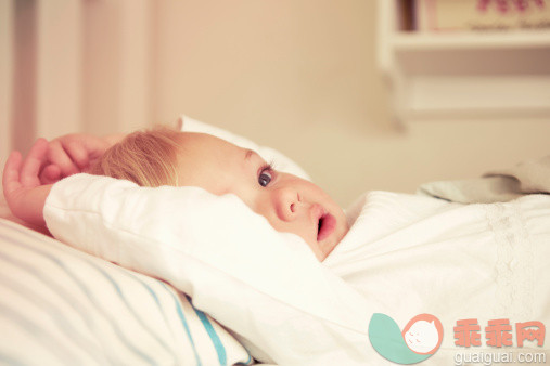 人,住宅内部,床,12到17个月,室内_480811995_Baby girl lying in bed_创意图片_Getty Images China