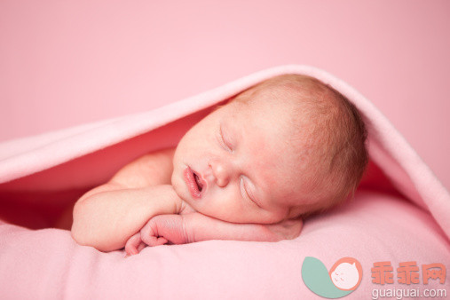 人,躺,毯子,休息,睡觉_157532444_Newborn Baby Girl Sleeping Peacefully Under a Pink Blanket_创意图片_Getty Images China