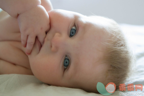 人,床,室内,蓝色眼睛,金色头发_158739114_babygirl close-up_创意图片_Getty Images China