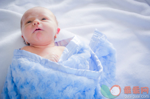 人,室内,床单,白色,白昼_158396461_Adorable baby boy just woke up_创意图片_Getty Images China