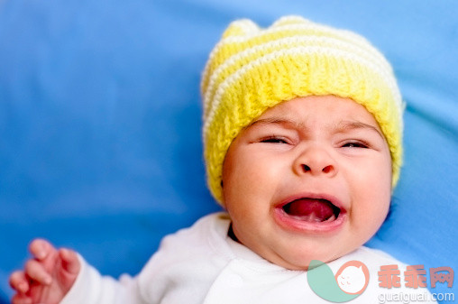 人,图像,帽子,室内,人的脸部_155389189_Crying 2 Months old Baby Girl_创意图片_Getty Images China