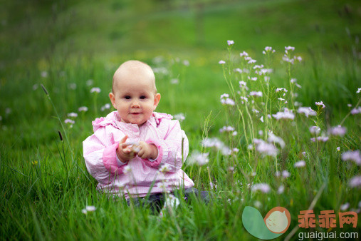 人,生活方式,自然,户外,白人_155422120_Baby girl in bed of wildflowers_创意图片_Getty Images China