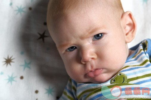 人,休闲装,2到5个月,室内,灰色眼睛_160305676_Grumpy Baby_创意图片_Getty Images China