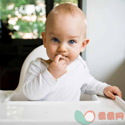 人,食品,室内,面包,快乐_155442626_Baby Eating in High Chair_创意图片_Getty Images China