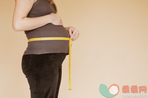 人,半装,人生大事,测量工具,影棚拍摄_115621050_Pregnancy bump with with measuring tape, profile_创意图片_Getty Images China