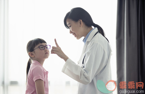 人,健康保健,室内,25岁到29岁,黑发_gic14138300_Female doctor examining young girl._创意图片_Getty Images China