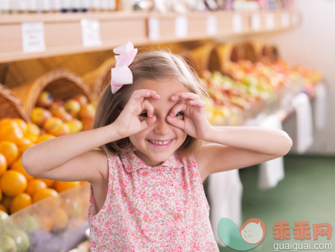 人,零售,饮食,室内,白人_107429219_Girl making playful face in grocery store_创意图片_Getty Images China