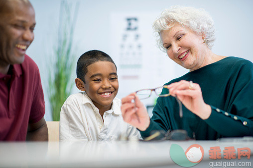 人,药,生活方式,健康保健,人的眼睛_480585362_Little Boy gets New Glasses_创意图片_Getty Images China