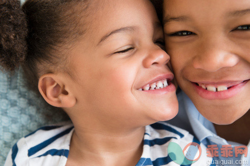 人,生活方式,室内,人的脸部,快乐_500047503_Black children smiling together_创意图片_Getty Images China