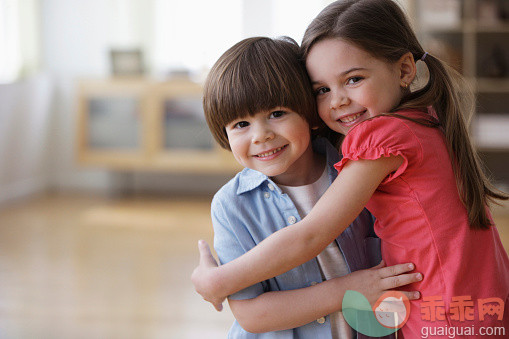 人,室内,快乐,深情的,棕色头发_565976471_Smiling Caucasian brother and sister hugging_创意图片_Getty Images China