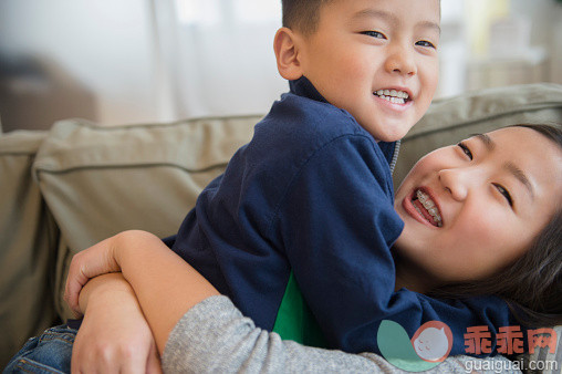 人,沙发,生活方式,室内,快乐_557473305_Asian brother and sister playing on sofa_创意图片_Getty Images China