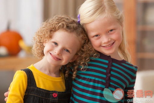 人,生活方式,室内,快乐,深情的_135538526_Smiling Caucasian girls_创意图片_Getty Images China