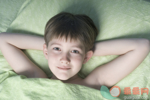 人,家具,装饰物,住宅内部,床_88798860_Portrait of smiling boy (8-9) lying in bed_创意图片_Getty Images China