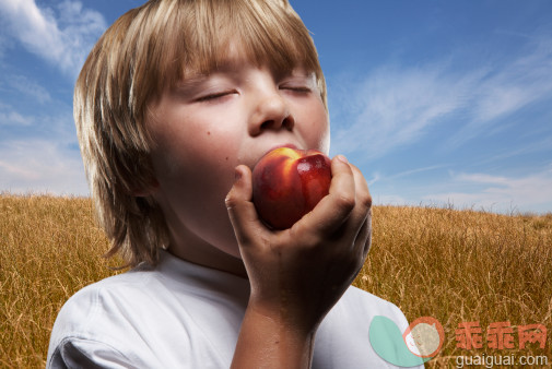 饮食,健康食物,概念,构图,合成图像_200483143-001_Boy (6-8) eating peach in field, eyes closed, close-up (Digital Composite)_创意图片_Getty Images China