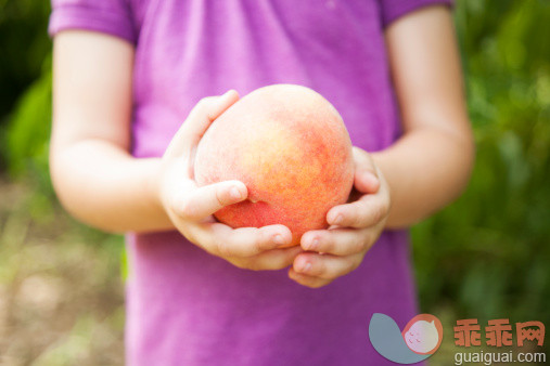 人,户外,中间部分,手,站_165617213_Girl holding freshly picked peach_创意图片_Getty Images China