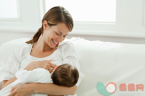 哺乳,白人,女儿,面部表情,家庭_gic14715875_Mother breast feeding baby_创意图片_Getty Images China