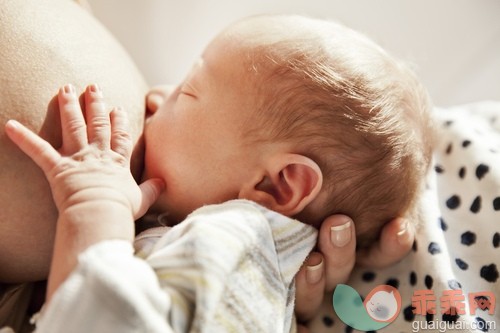 乳房,哺乳,白人,部分,喂养_gic14733858_Mother breastfeeding her newborn baby at home, close-up_创意图片_Getty Images China