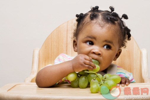 食品,影棚拍摄,室内,发型,坐_75939375_Baby girl eating grapes_创意图片_Getty Images China