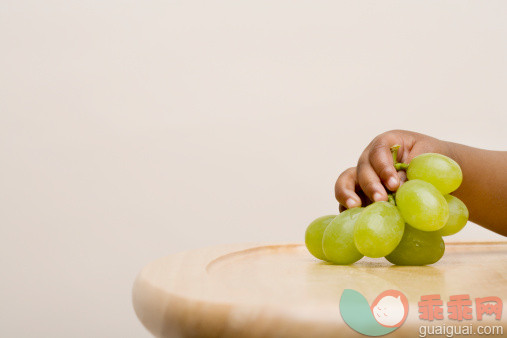 食品,影棚拍摄,室内,手臂,手_75939301_Baby holding grapes_创意图片_Getty Images China