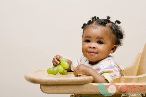 食品,影棚拍摄,室内,发型,坐_75939286_Baby girl with grapes_创意图片_Getty Images China