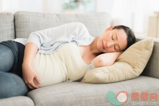 人,沙发,人生大事,生活方式,四分之三身长_482143965_Pregnant Japanese woman napping on sofa_创意图片_Getty Images China