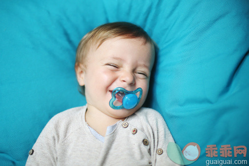 摄影,人,婴儿服装,室内,金色头发_500485617_A 18 months old boy with a pacifier_创意图片_Getty Images China