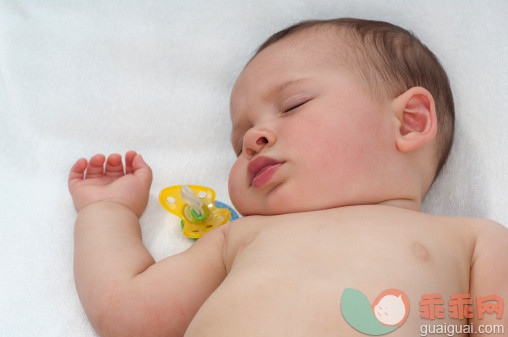 人,短发,棕色头发,手,躺_484111217_Baby boy napping with his pacifier_创意图片_Getty Images China