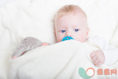 肖像,美,蓝色,美女,可爱的_gic17145848_Baby with plush toy._创意图片_Getty Images China