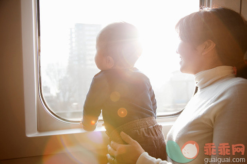 人,婴儿服装,运输,12到17个月,35岁到39岁_558134751_mother and baby on train_创意图片_Getty Images China