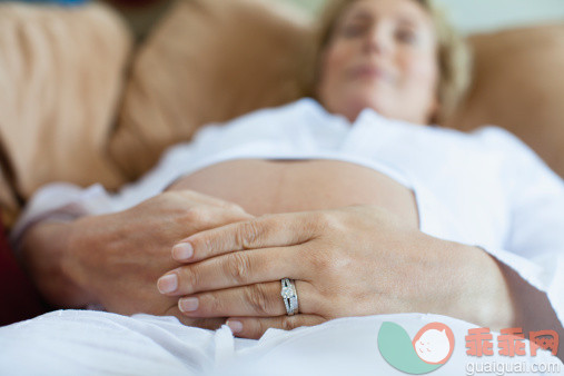 人,沙发,人生大事,四分之三身长,室内_168849973_Pregnant woman relaxing on sofa_创意图片_Getty Images China