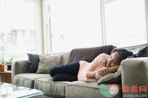 人,沙发,人生大事,生活方式,四分之三身长_497322781_Pregnant woman sleeping on sofa_创意图片_Getty Images China