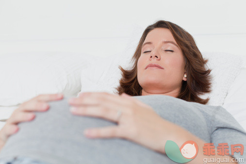 人,床,二件式睡衣,人生大事,生活方式_148198402_Sleeping woman holding pregnant belly_创意图片_Getty Images China