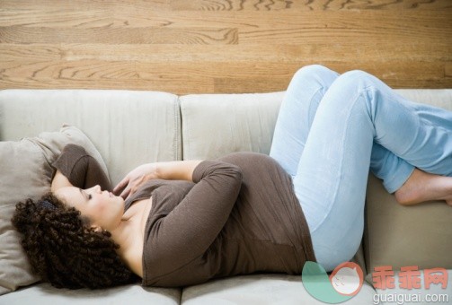 概念,技术,主题,休闲活动,家庭生活_74956674_Pregnant African woman sleeping on sofa_创意图片_Getty Images China